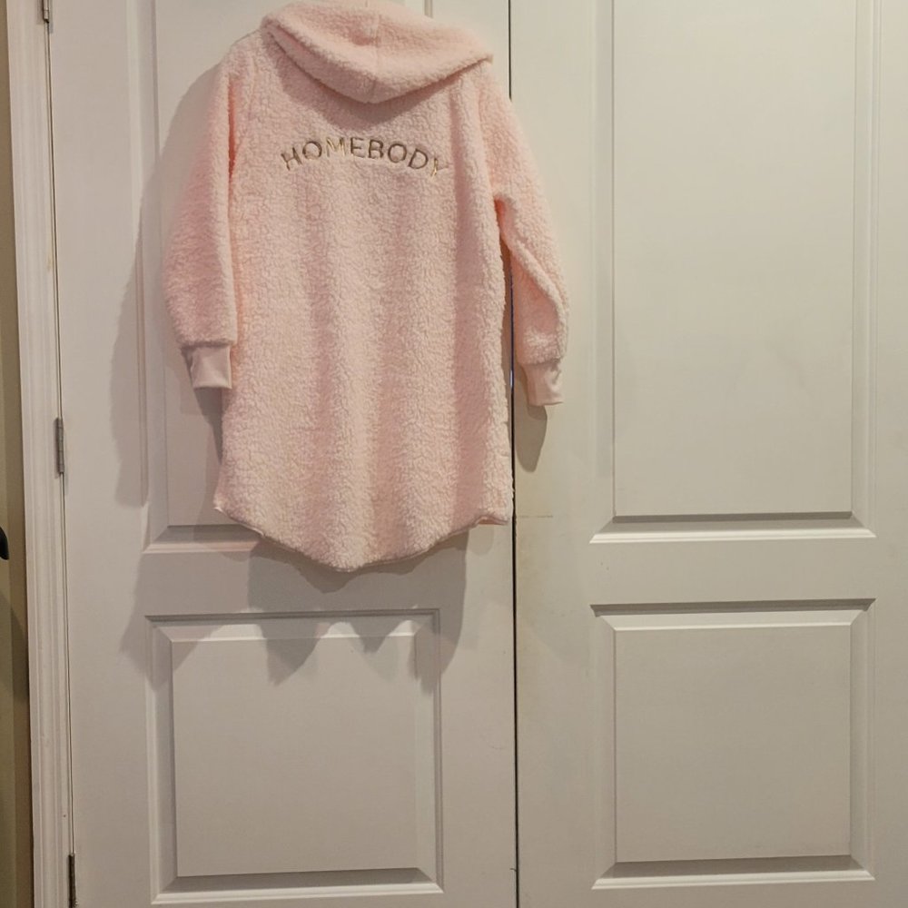 NWOT Comfy Contemporary Robe